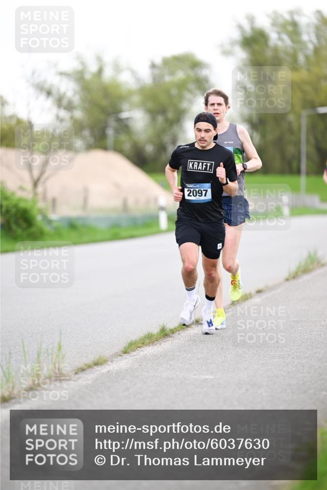 07.04.2024 - 43. Internationalen Wilhelmsburger Insellauf Dr. Thomas Lammeyer http://msf.ph/oto/6037630 07.04.2024 10:22:47 Laufen 2097 meine-sportfotos.de