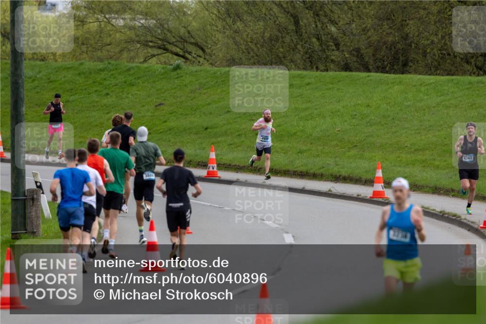 07.04.2024 - 43. Internationalen Wilhelmsburger Insellauf Michael Strokosch http://msf.ph/oto/6040896 07.04.2024 10:19:56 Laufen 4387, 388, 2499, 4362 meine-sportfotos.de
