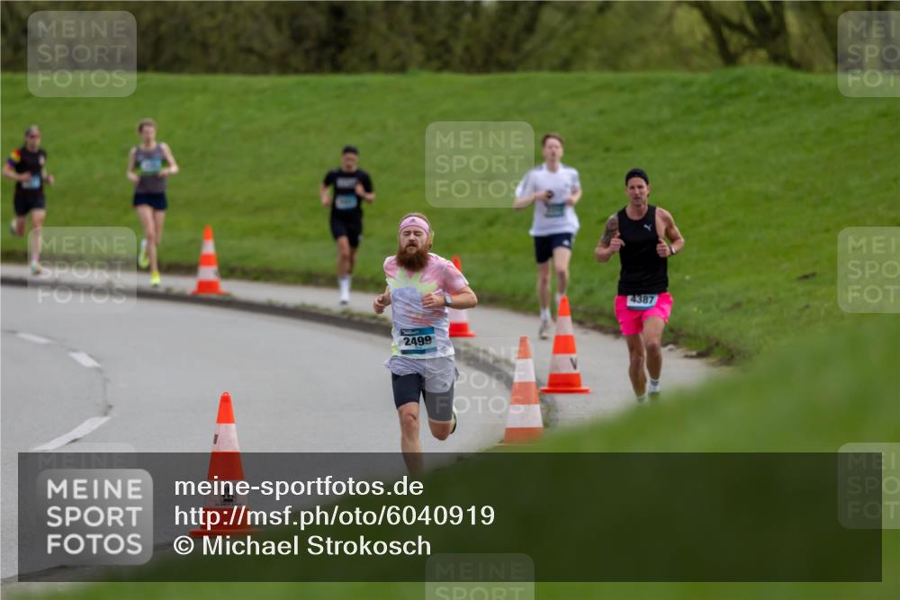 07.04.2024 - 43. Internationalen Wilhelmsburger Insellauf Michael Strokosch http://msf.ph/oto/6040919 07.04.2024 10:20:17 Laufen 2499, 4387 meine-sportfotos.de