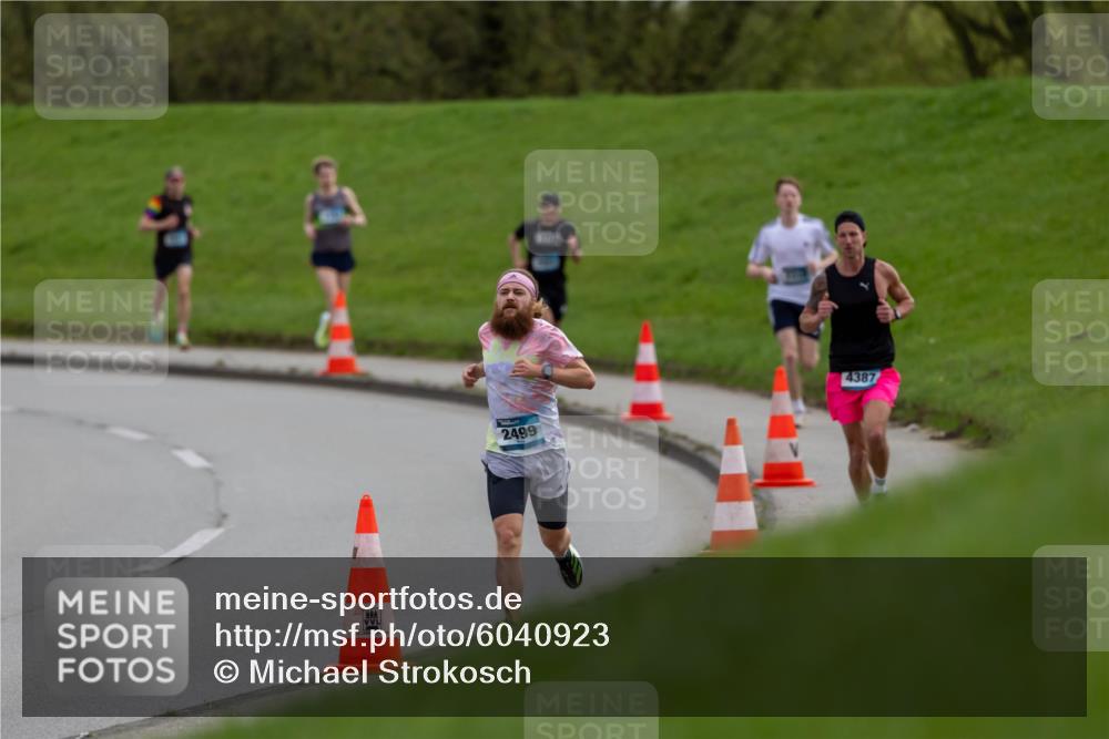 07.04.2024 - 43. Internationalen Wilhelmsburger Insellauf Michael Strokosch http://msf.ph/oto/6040923 07.04.2024 10:20:17 Laufen 2499, 4387 meine-sportfotos.de