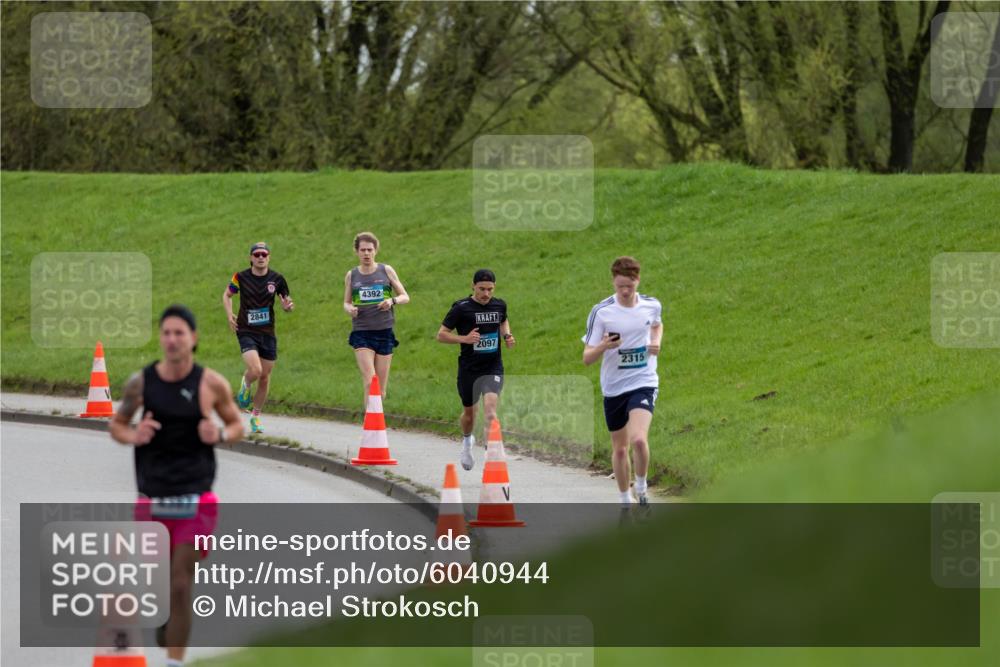 07.04.2024 - 43. Internationalen Wilhelmsburger Insellauf Michael Strokosch http://msf.ph/oto/6040944 07.04.2024 10:20:22 Laufen 4392, 2841, 2097, 2315 meine-sportfotos.de