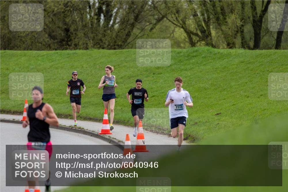 07.04.2024 - 43. Internationalen Wilhelmsburger Insellauf Michael Strokosch http://msf.ph/oto/6040946 07.04.2024 10:20:22 Laufen 4387, 2841, 4392, 2097, 2315 meine-sportfotos.de