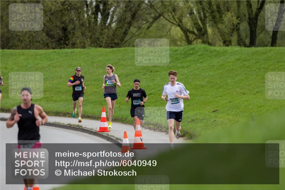 07.04.2024 - 43. Internationalen Wilhelmsburger Insellauf Michael Strokosch http://msf.ph/oto/6040949 07.04.2024 10:20:23 Laufen 4392, 2841, 2097, 2315 meine-sportfotos.de