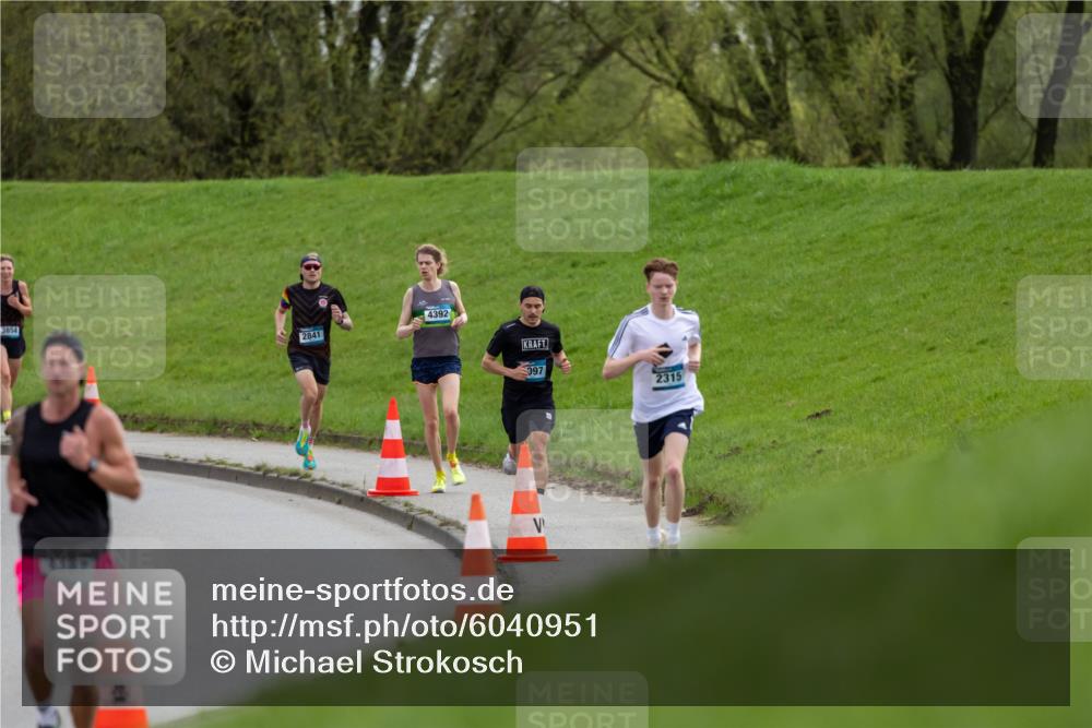 07.04.2024 - 43. Internationalen Wilhelmsburger Insellauf Michael Strokosch http://msf.ph/oto/6040951 07.04.2024 10:20:23 Laufen 3854, 2841, 4387, 4392, 097, 2315 meine-sportfotos.de