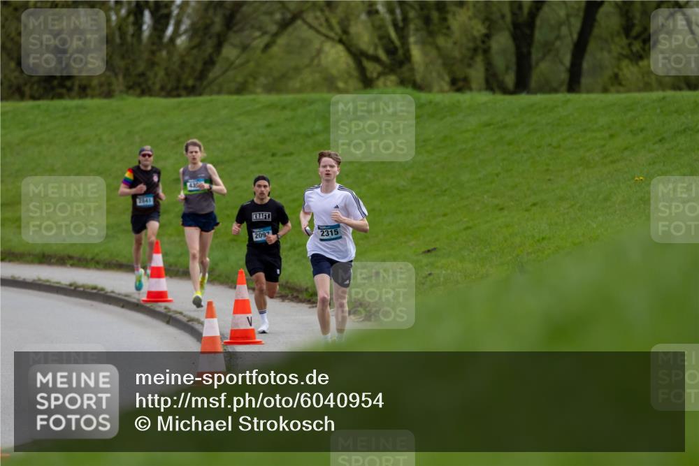 07.04.2024 - 43. Internationalen Wilhelmsburger Insellauf Michael Strokosch http://msf.ph/oto/6040954 07.04.2024 10:20:24 Laufen 2641, 2097, 2315 meine-sportfotos.de
