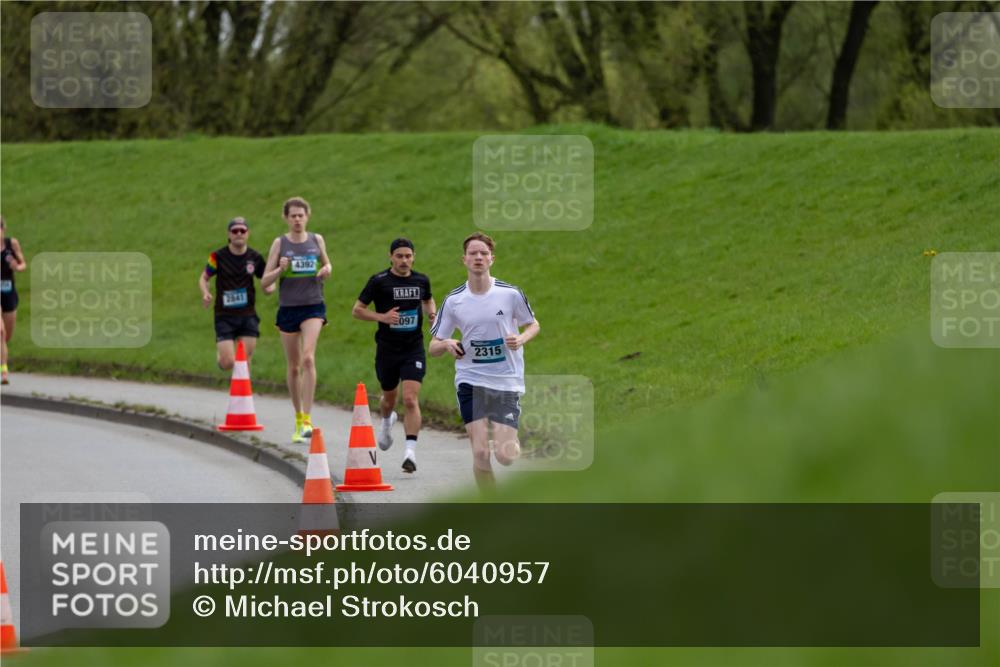 07.04.2024 - 43. Internationalen Wilhelmsburger Insellauf Michael Strokosch http://msf.ph/oto/6040957 07.04.2024 10:20:24 Laufen 2641, 4392, 097, 2315 meine-sportfotos.de