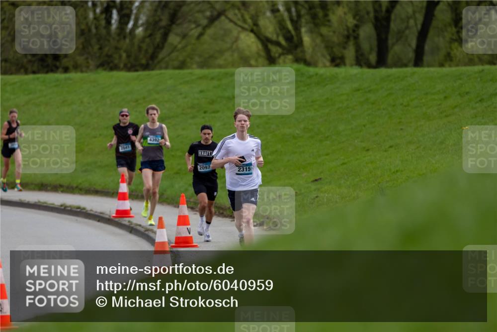 07.04.2024 - 43. Internationalen Wilhelmsburger Insellauf Michael Strokosch http://msf.ph/oto/6040959 07.04.2024 10:20:25 Laufen 4392, 2641, 2097, 2315 meine-sportfotos.de
