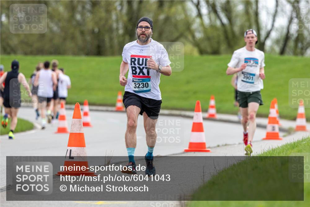 07.04.2024 - 43. Internationalen Wilhelmsburger Insellauf Michael Strokosch http://msf.ph/oto/6041043 07.04.2024 10:21:07 Laufen 3230, 3901 meine-sportfotos.de