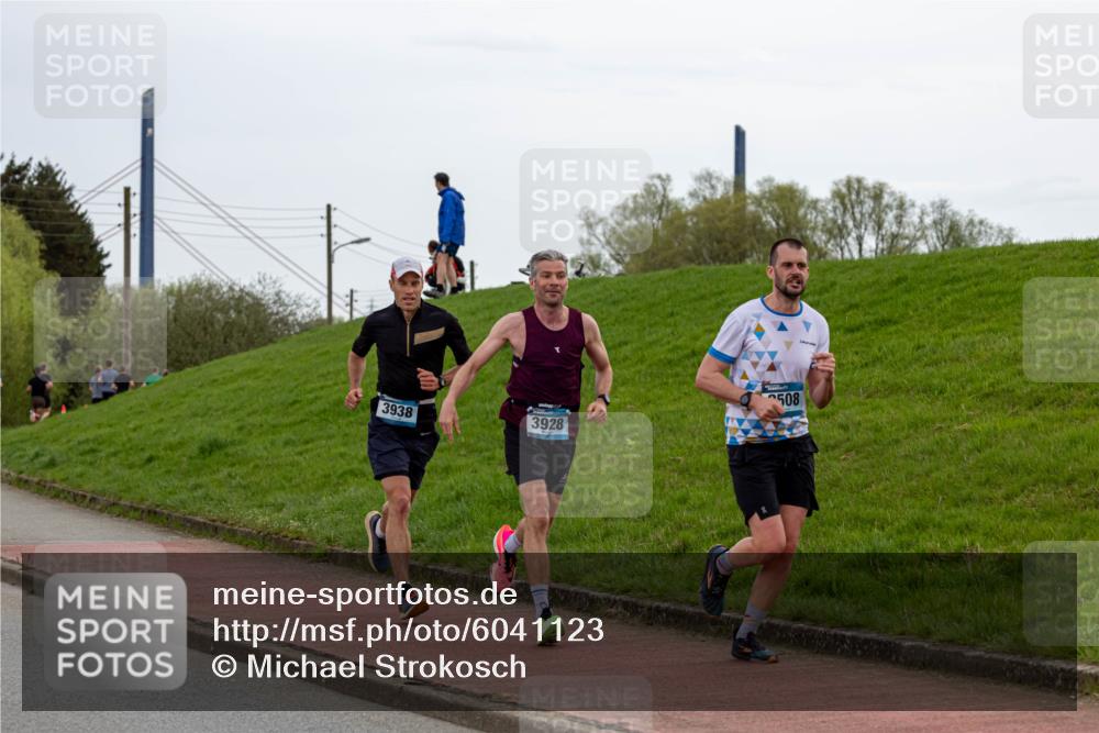 07.04.2024 - 43. Internationalen Wilhelmsburger Insellauf Michael Strokosch http://msf.ph/oto/6041123 07.04.2024 10:22:21 Laufen 3938, 3928, 508 meine-sportfotos.de