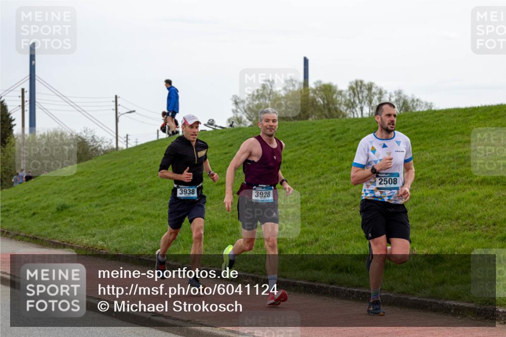 07.04.2024 - 43. Internationalen Wilhelmsburger Insellauf Michael Strokosch http://msf.ph/oto/6041124 07.04.2024 10:22:22 Laufen 3938, 3928, 2508 meine-sportfotos.de