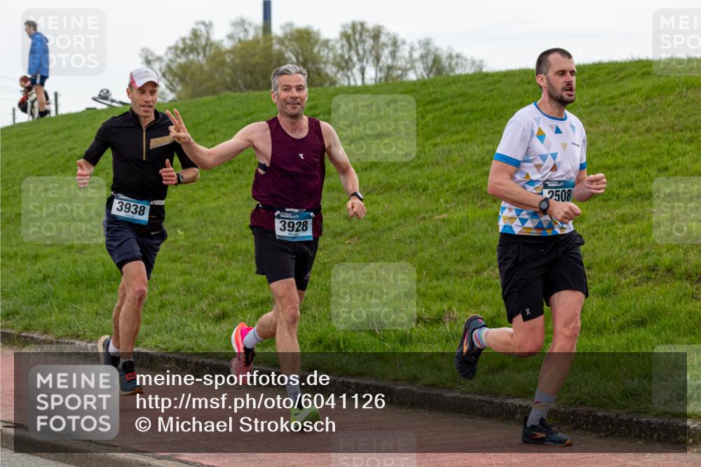 07.04.2024 - 43. Internationalen Wilhelmsburger Insellauf Michael Strokosch http://msf.ph/oto/6041126 07.04.2024 10:22:22 Laufen 3938, 3928, 2508 meine-sportfotos.de