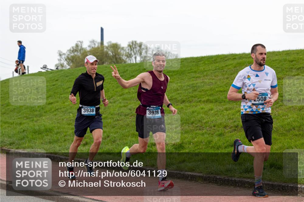 07.04.2024 - 43. Internationalen Wilhelmsburger Insellauf Michael Strokosch http://msf.ph/oto/6041129 07.04.2024 10:22:22 Laufen 3938, 3928, 508 meine-sportfotos.de