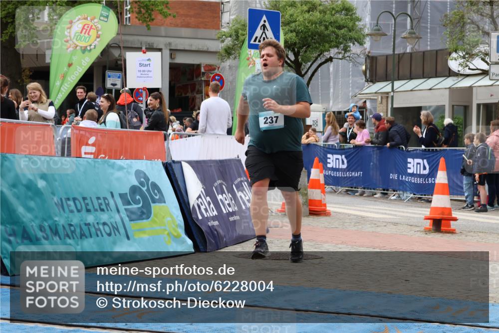 05.05.2024 - 7. Wedeler Halbmarathon Strokosch-Dieckow http://msf.ph/oto/6228004 05.05.2024 11:59:17 Ziel 146, 165, 237, 499 meine-sportfotos.de