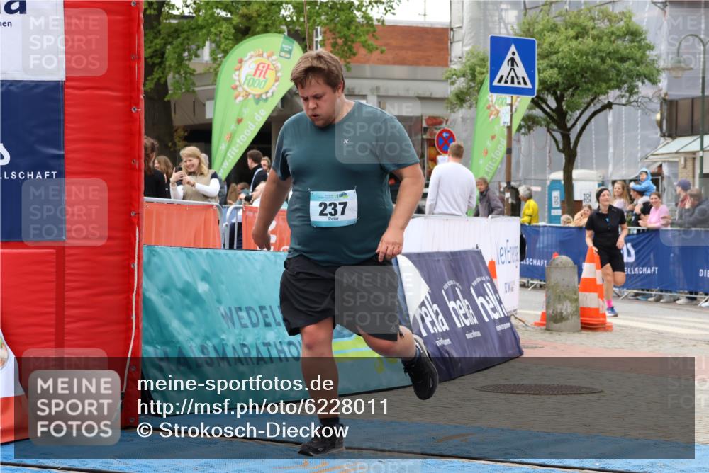 05.05.2024 - 7. Wedeler Halbmarathon Strokosch-Dieckow http://msf.ph/oto/6228011 05.05.2024 11:59:18 Ziel 165, 237, 499 meine-sportfotos.de