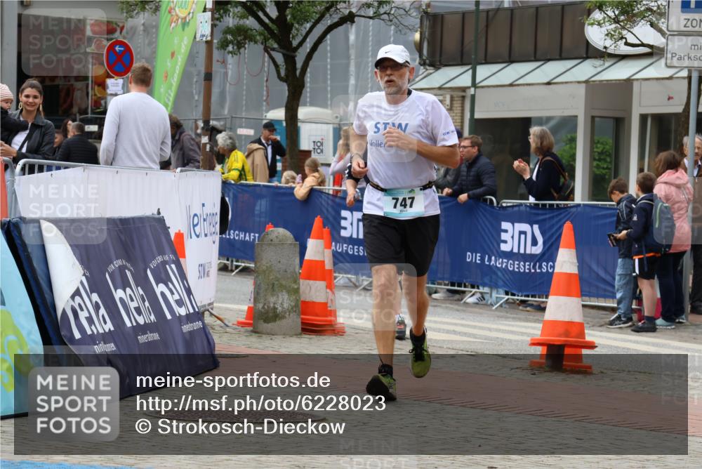 05.05.2024 - 7. Wedeler Halbmarathon Strokosch-Dieckow http://msf.ph/oto/6228023 05.05.2024 11:59:30 Ziel 618, 747 meine-sportfotos.de