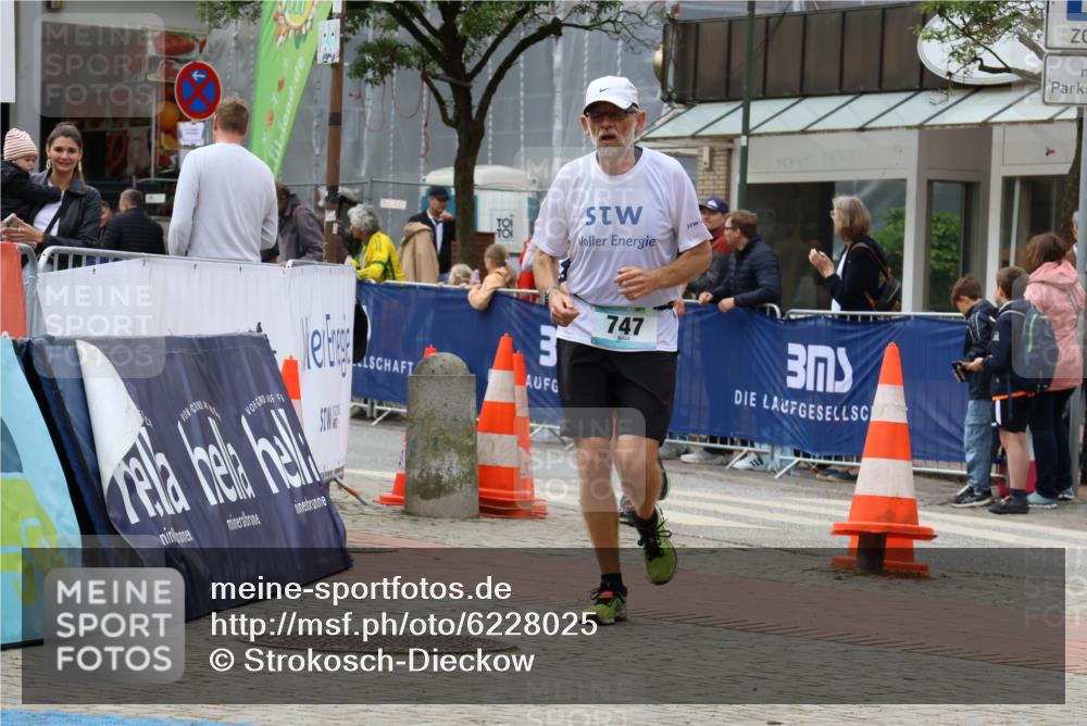05.05.2024 - 7. Wedeler Halbmarathon Strokosch-Dieckow http://msf.ph/oto/6228025 05.05.2024 11:59:30 Ziel 618, 747 meine-sportfotos.de