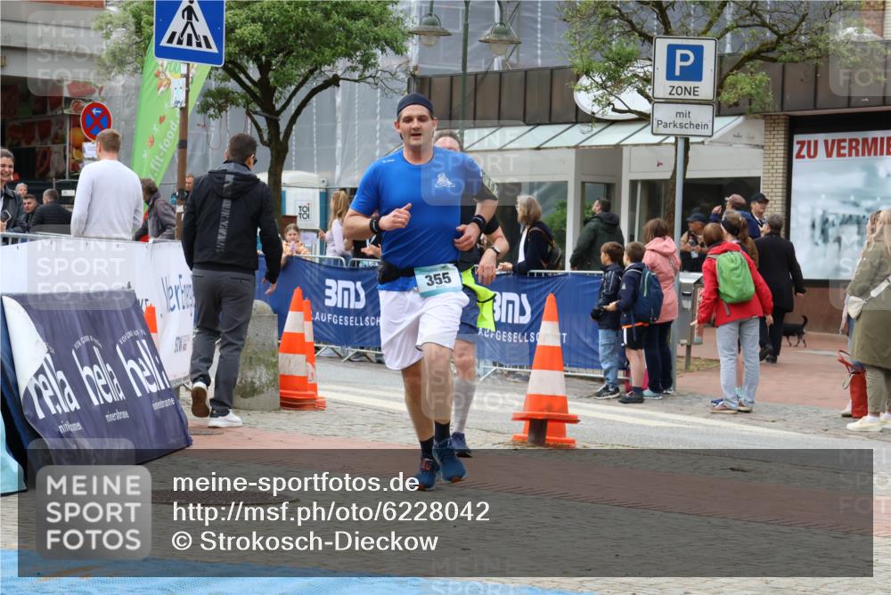 05.05.2024 - 7. Wedeler Halbmarathon Strokosch-Dieckow http://msf.ph/oto/6228042 05.05.2024 11:59:37 Ziel 342, 355, 429 meine-sportfotos.de