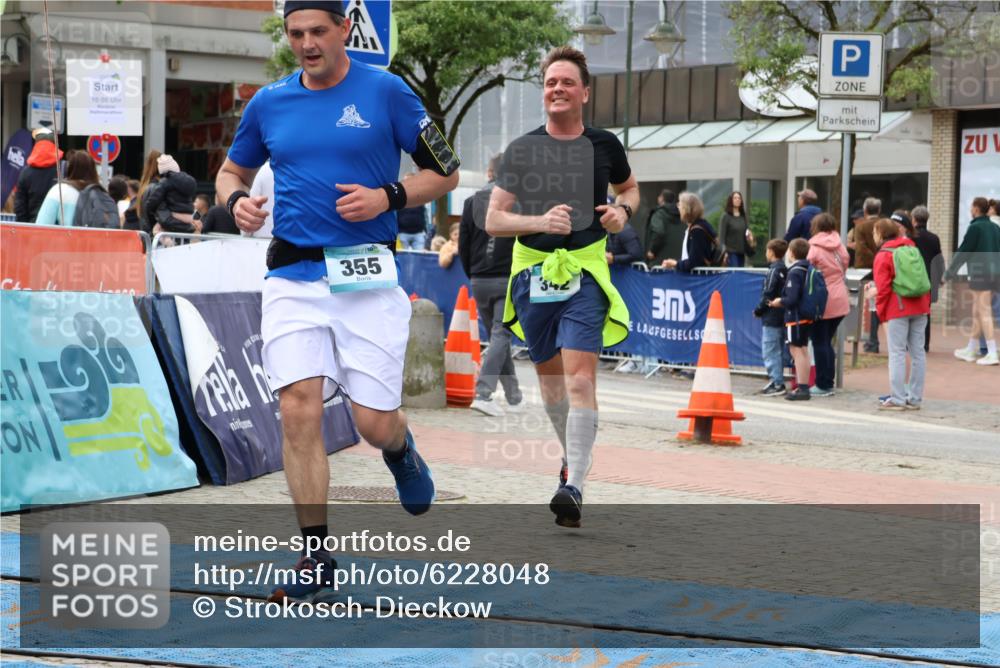 05.05.2024 - 7. Wedeler Halbmarathon Strokosch-Dieckow http://msf.ph/oto/6228048 05.05.2024 11:59:38 Ziel 342, 355, 429 meine-sportfotos.de
