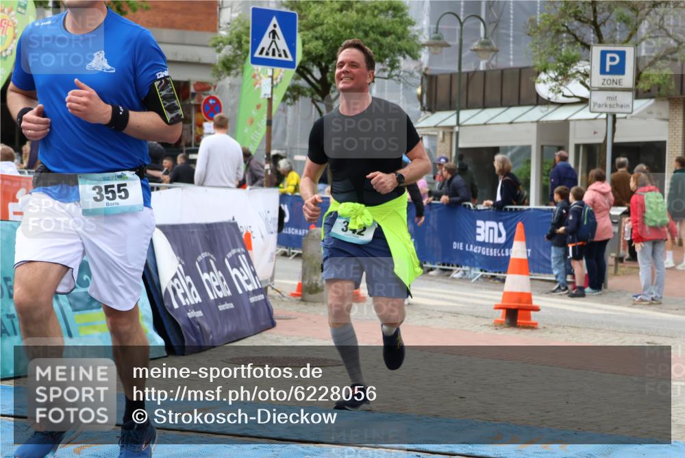 05.05.2024 - 7. Wedeler Halbmarathon Strokosch-Dieckow http://msf.ph/oto/6228056 05.05.2024 11:59:39 Ziel 342, 355, 429 meine-sportfotos.de