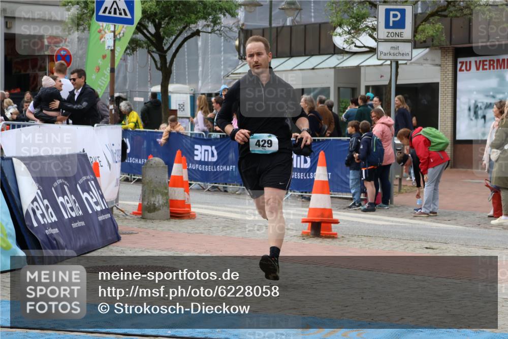 05.05.2024 - 7. Wedeler Halbmarathon Strokosch-Dieckow http://msf.ph/oto/6228058 05.05.2024 11:59:42 Ziel 429, 762 meine-sportfotos.de