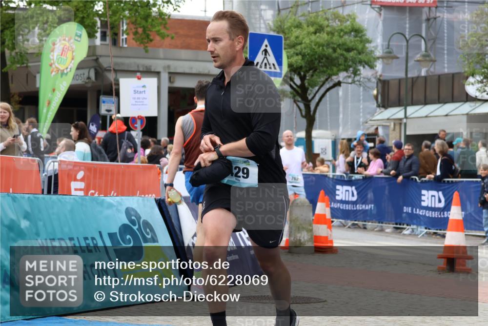 05.05.2024 - 7. Wedeler Halbmarathon Strokosch-Dieckow http://msf.ph/oto/6228069 05.05.2024 11:59:43 Ziel 429, 762 meine-sportfotos.de