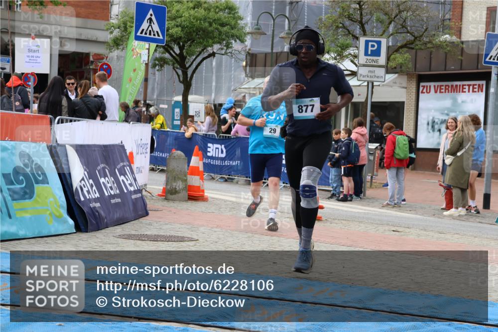05.05.2024 - 7. Wedeler Halbmarathon Strokosch-Dieckow http://msf.ph/oto/6228106 05.05.2024 12:00:07 Ziel 29, 877 meine-sportfotos.de