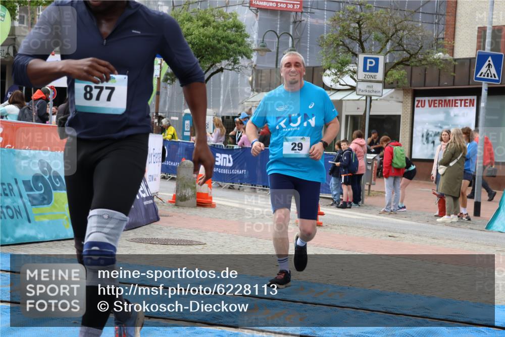 05.05.2024 - 7. Wedeler Halbmarathon Strokosch-Dieckow http://msf.ph/oto/6228113 05.05.2024 12:00:09 Ziel 29, 877 meine-sportfotos.de