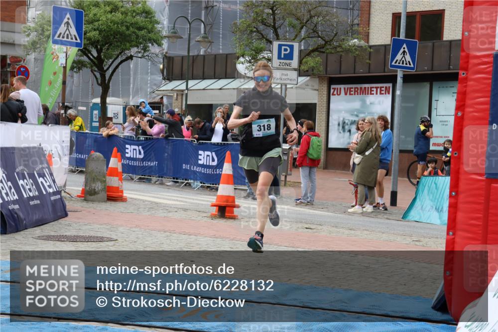 05.05.2024 - 7. Wedeler Halbmarathon Strokosch-Dieckow http://msf.ph/oto/6228132 05.05.2024 12:00:29 Ziel 318, 344 meine-sportfotos.de