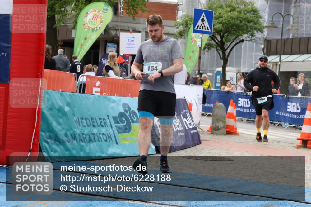 05.05.2024 - 7. Wedeler Halbmarathon Strokosch-Dieckow http://msf.ph/oto/6228188 05.05.2024 12:00:38 Ziel 154, 344, 385, 390 meine-sportfotos.de