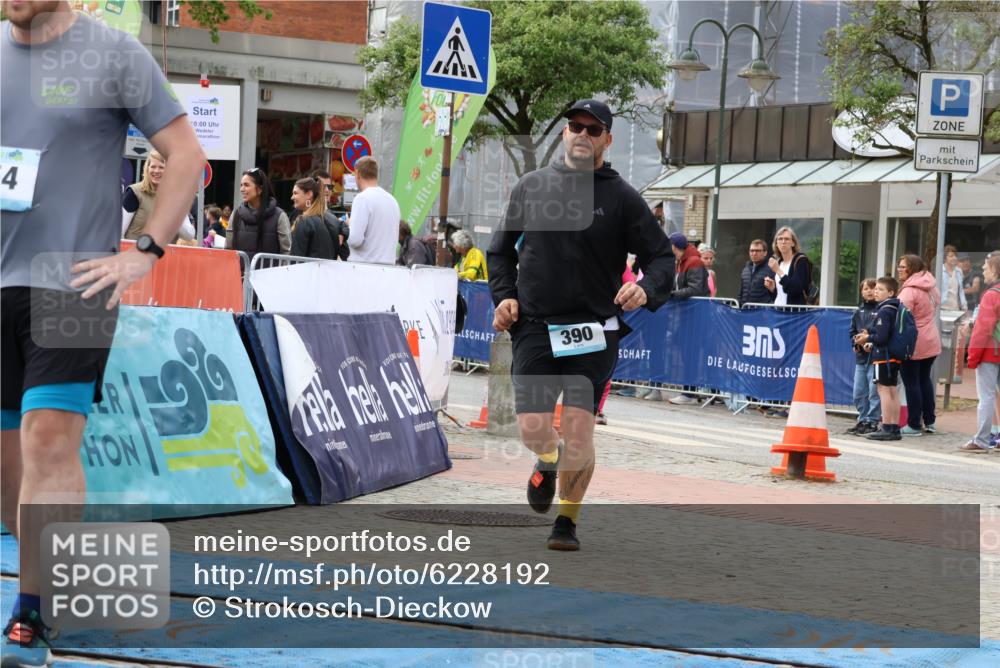 05.05.2024 - 7. Wedeler Halbmarathon Strokosch-Dieckow http://msf.ph/oto/6228192 05.05.2024 12:00:40 Ziel 154, 385, 390 meine-sportfotos.de