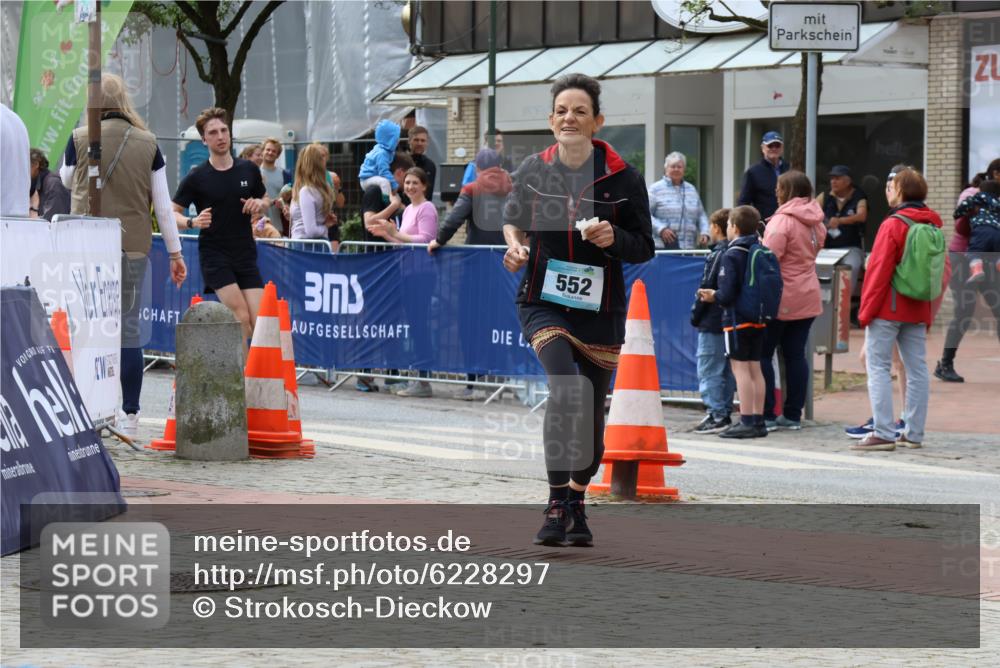 05.05.2024 - 7. Wedeler Halbmarathon Strokosch-Dieckow http://msf.ph/oto/6228297 05.05.2024 12:01:09 Ziel 110, 115, 552 meine-sportfotos.de