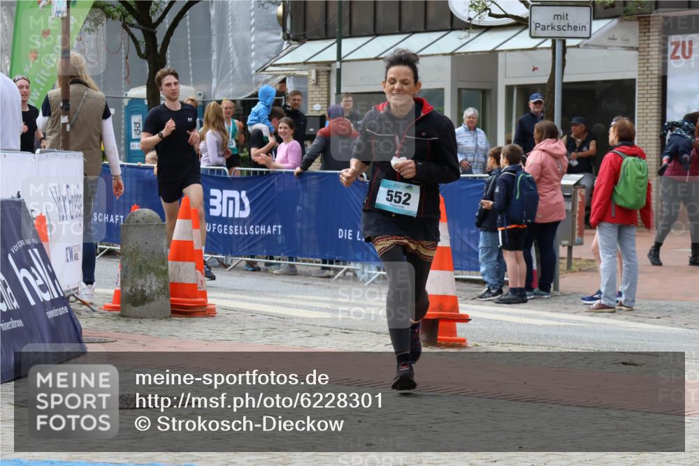 05.05.2024 - 7. Wedeler Halbmarathon Strokosch-Dieckow http://msf.ph/oto/6228301 05.05.2024 12:01:09 Ziel 110, 115, 552 meine-sportfotos.de