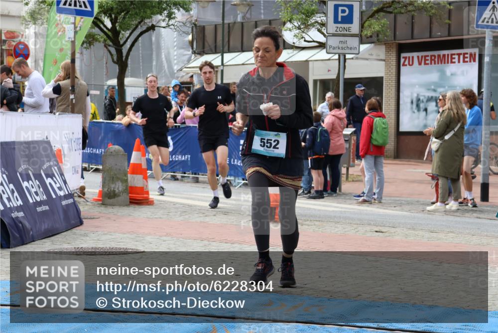 05.05.2024 - 7. Wedeler Halbmarathon Strokosch-Dieckow http://msf.ph/oto/6228304 05.05.2024 12:01:10 Ziel 110, 115, 552 meine-sportfotos.de