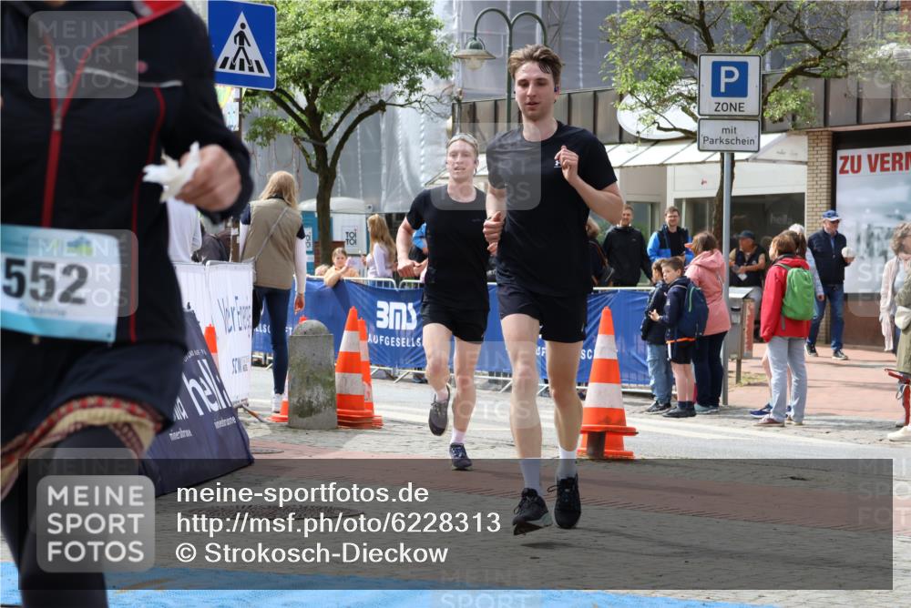 05.05.2024 - 7. Wedeler Halbmarathon Strokosch-Dieckow http://msf.ph/oto/6228313 05.05.2024 12:01:12 Ziel 110, 115, 552 meine-sportfotos.de