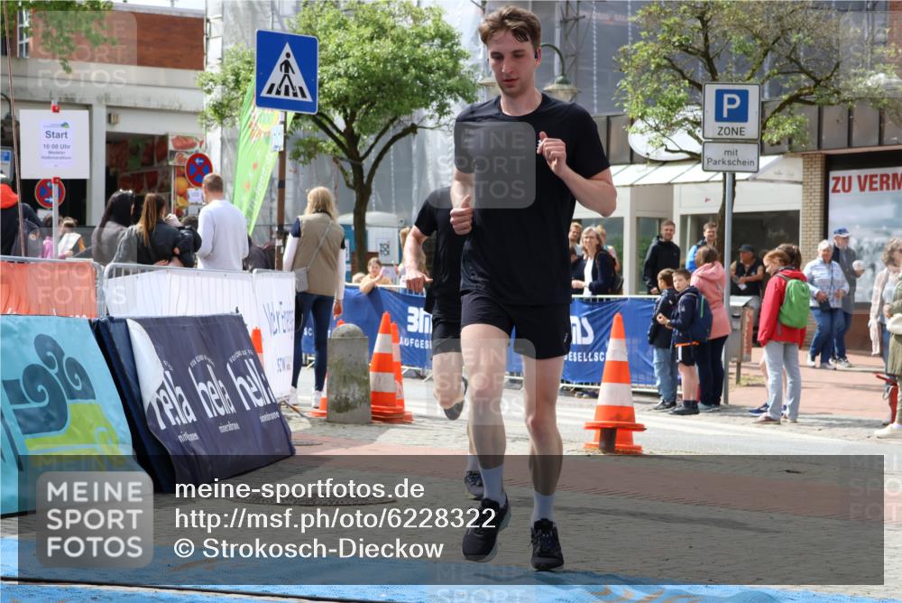 05.05.2024 - 7. Wedeler Halbmarathon Strokosch-Dieckow http://msf.ph/oto/6228322 05.05.2024 12:01:12 Ziel 110, 115, 552 meine-sportfotos.de