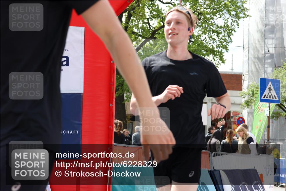 05.05.2024 - 7. Wedeler Halbmarathon Strokosch-Dieckow http://msf.ph/oto/6228329 05.05.2024 12:01:15 Ziel 110, 115 meine-sportfotos.de