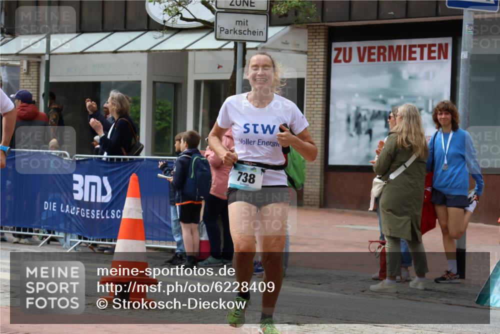 05.05.2024 - 7. Wedeler Halbmarathon Strokosch-Dieckow http://msf.ph/oto/6228409 05.05.2024 12:02:25 Ziel 738, 875 meine-sportfotos.de