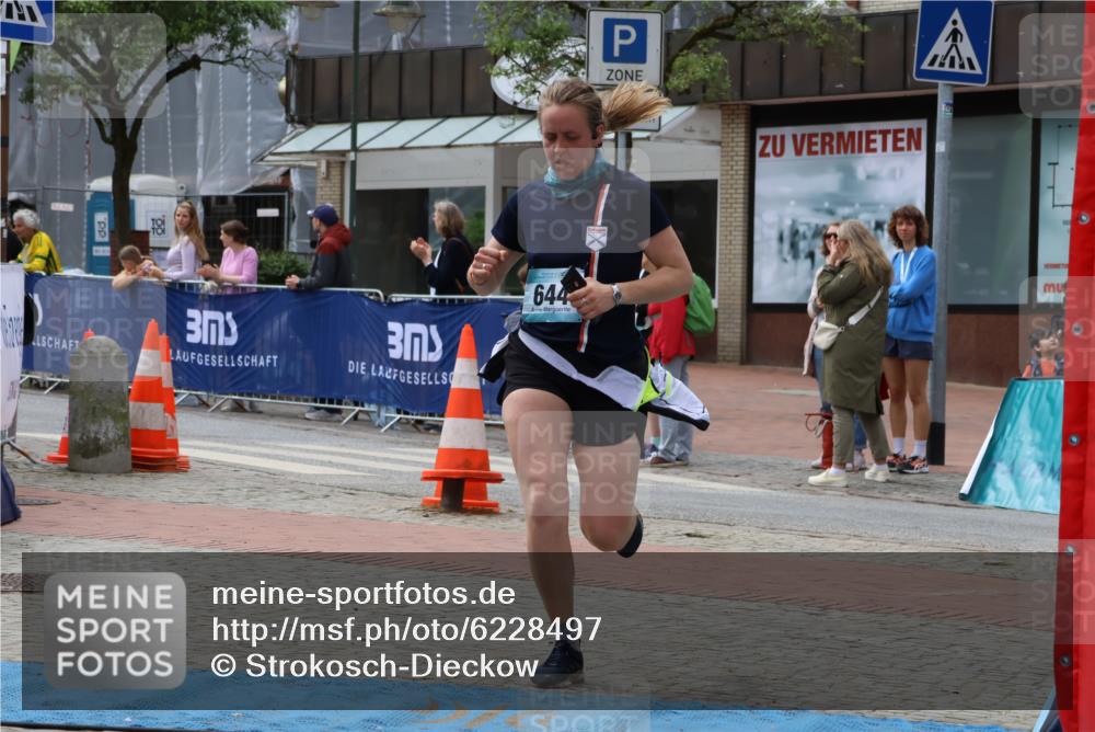 05.05.2024 - 7. Wedeler Halbmarathon Strokosch-Dieckow http://msf.ph/oto/6228497 05.05.2024 12:02:55 Ziel 428, 644 meine-sportfotos.de