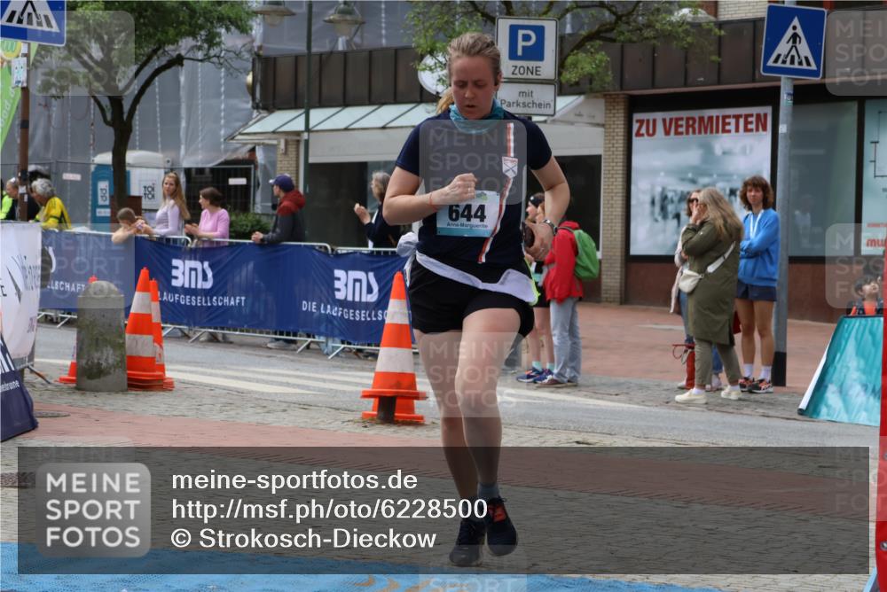 05.05.2024 - 7. Wedeler Halbmarathon Strokosch-Dieckow http://msf.ph/oto/6228500 05.05.2024 12:02:56 Ziel 383, 428, 644 meine-sportfotos.de