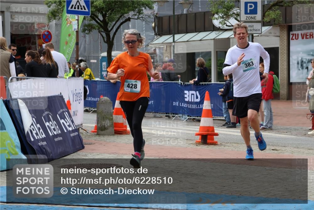 05.05.2024 - 7. Wedeler Halbmarathon Strokosch-Dieckow http://msf.ph/oto/6228510 05.05.2024 12:03:02 Ziel 383, 428 meine-sportfotos.de