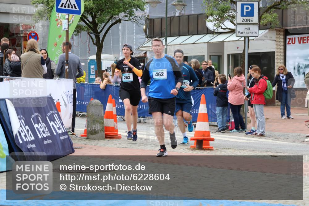 05.05.2024 - 7. Wedeler Halbmarathon Strokosch-Dieckow http://msf.ph/oto/6228604 05.05.2024 12:04:00 Ziel 262, 263, 462 meine-sportfotos.de