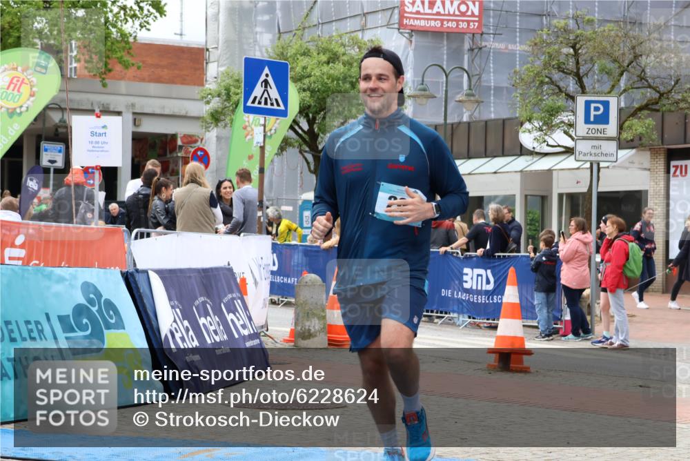 05.05.2024 - 7. Wedeler Halbmarathon Strokosch-Dieckow http://msf.ph/oto/6228624 05.05.2024 12:04:02 Ziel 262, 263, 462 meine-sportfotos.de