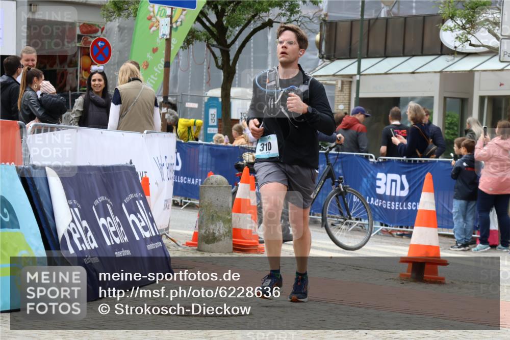 05.05.2024 - 7. Wedeler Halbmarathon Strokosch-Dieckow http://msf.ph/oto/6228636 05.05.2024 12:04:17 Ziel 310 meine-sportfotos.de
