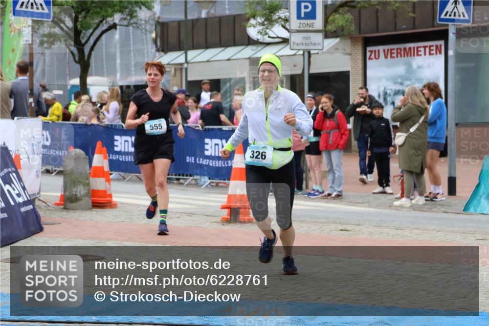 05.05.2024 - 7. Wedeler Halbmarathon Strokosch-Dieckow http://msf.ph/oto/6228761 05.05.2024 12:05:04 Ziel 326, 555 meine-sportfotos.de