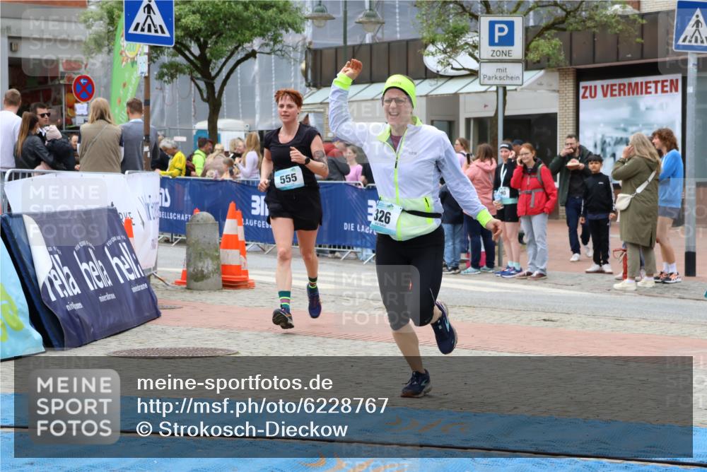 05.05.2024 - 7. Wedeler Halbmarathon Strokosch-Dieckow http://msf.ph/oto/6228767 05.05.2024 12:05:04 Ziel 326, 555 meine-sportfotos.de