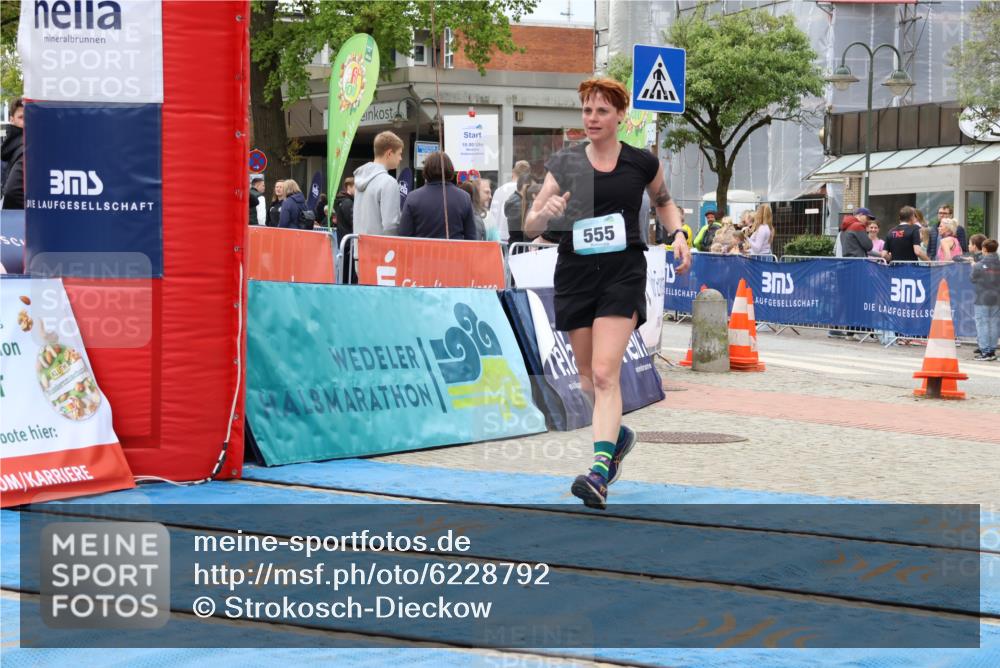 05.05.2024 - 7. Wedeler Halbmarathon Strokosch-Dieckow http://msf.ph/oto/6228792 05.05.2024 12:05:06 Ziel 308, 326, 555 meine-sportfotos.de