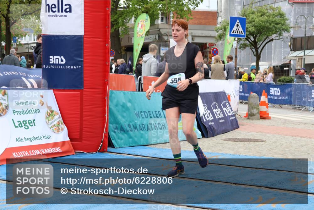 05.05.2024 - 7. Wedeler Halbmarathon Strokosch-Dieckow http://msf.ph/oto/6228806 05.05.2024 12:05:07 Ziel 26, 308, 326, 555 meine-sportfotos.de