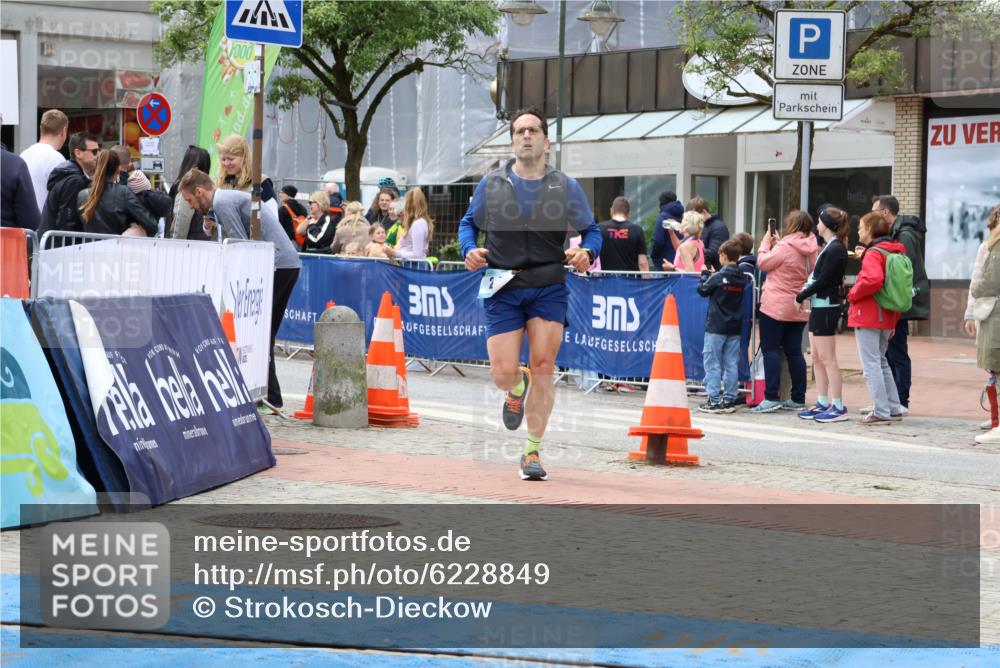 05.05.2024 - 7. Wedeler Halbmarathon Strokosch-Dieckow http://msf.ph/oto/6228849 05.05.2024 12:05:49 Ziel 24, 300 meine-sportfotos.de