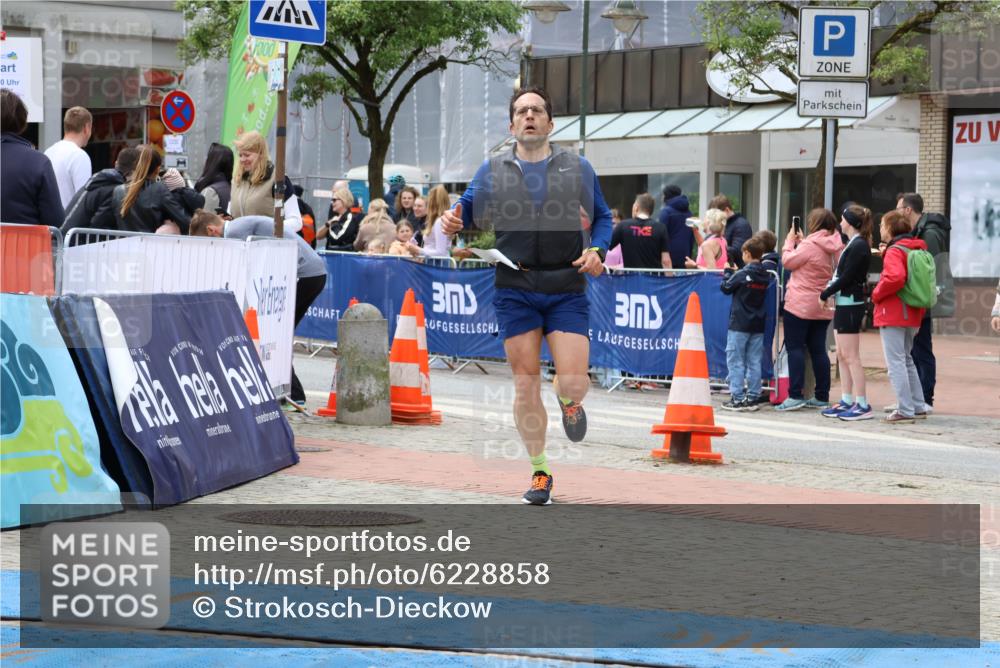 05.05.2024 - 7. Wedeler Halbmarathon Strokosch-Dieckow http://msf.ph/oto/6228858 05.05.2024 12:05:49 Ziel 24, 300 meine-sportfotos.de