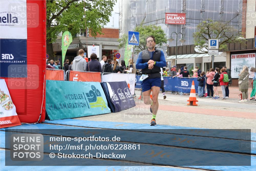 05.05.2024 - 7. Wedeler Halbmarathon Strokosch-Dieckow http://msf.ph/oto/6228861 05.05.2024 12:05:50 Ziel 24, 300 meine-sportfotos.de